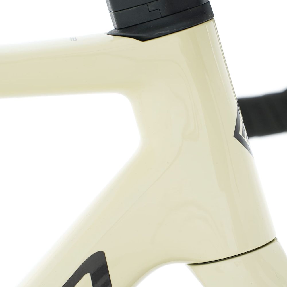 Megamo_Raise_20_2025_bone_white_detalle