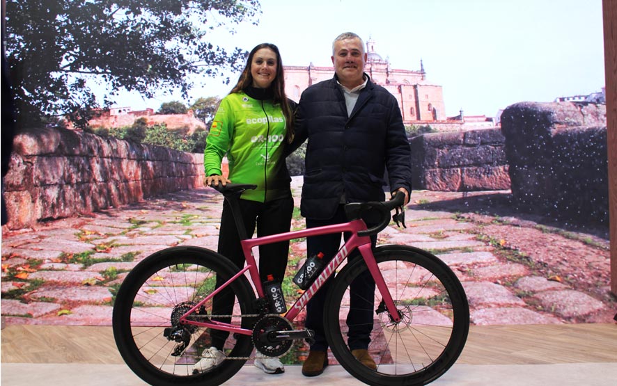 NATALIA FISCHER Y TRANSFRIGO MOYANO, CORREDORA Y PATROCINADOR DEL EXTREMADURA-ECOPILAS, PROTAGONISTAS EN LA PRESENTACIÓN DE LA VUELTA CICLISTA A EXTREMADURA EN LA FITUR