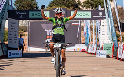NATALIA FISCHER (EXTREMADURA-ECOPILAS) DEBUTA EN LA SKODA TITÁN DESERT ALMERÍA CON VICTORIA