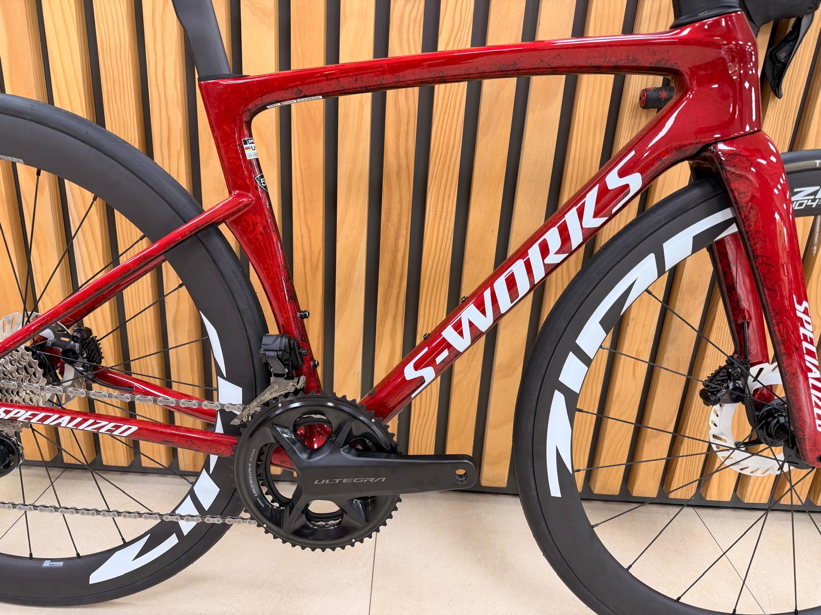 Montaje_Tarmac_SL9 Gloss Vivid Red Tarmac Black White Silver Metallic 1