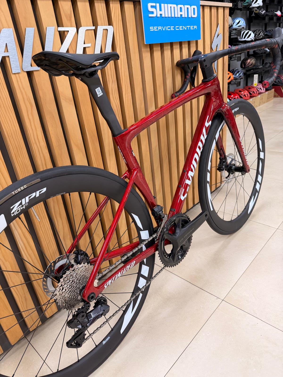 Montaje_Tarmac_SL9 Gloss Vivid Red Tarmac Black White Silver Metallic 2