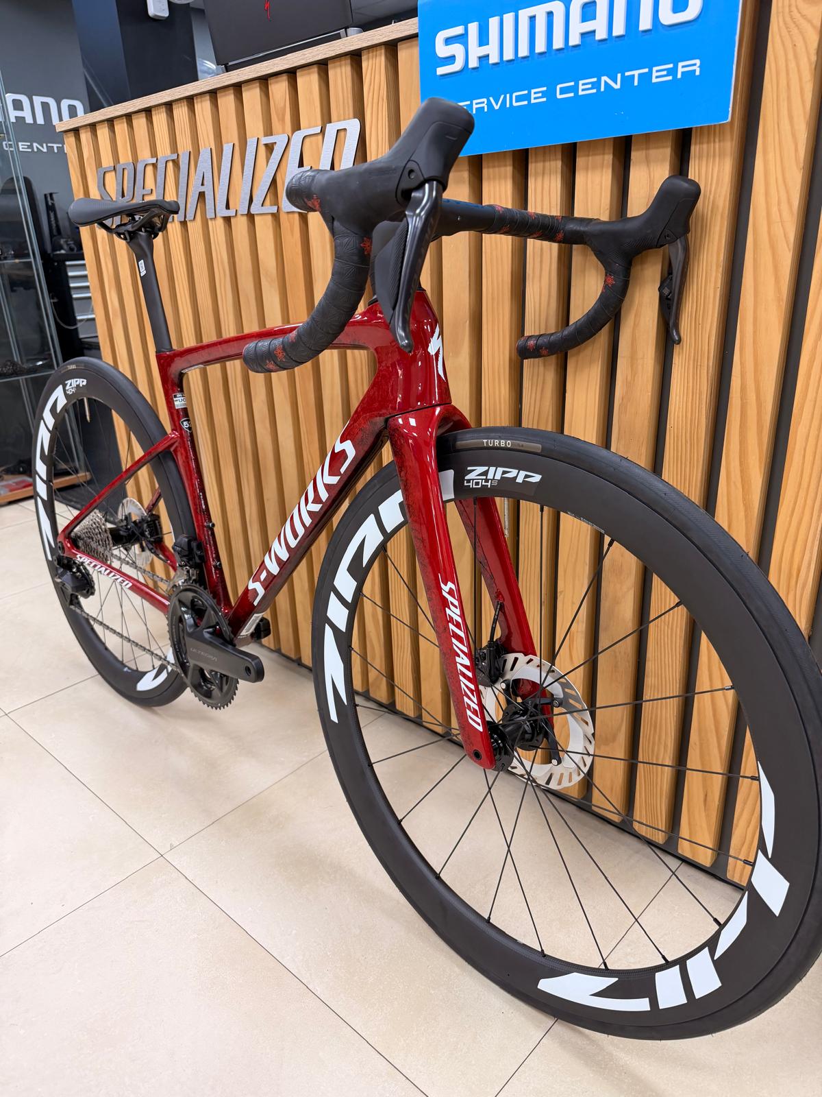 Montaje_Tarmac_SL9 Gloss Vivid Red Tarmac Black White Silver Metallic 3