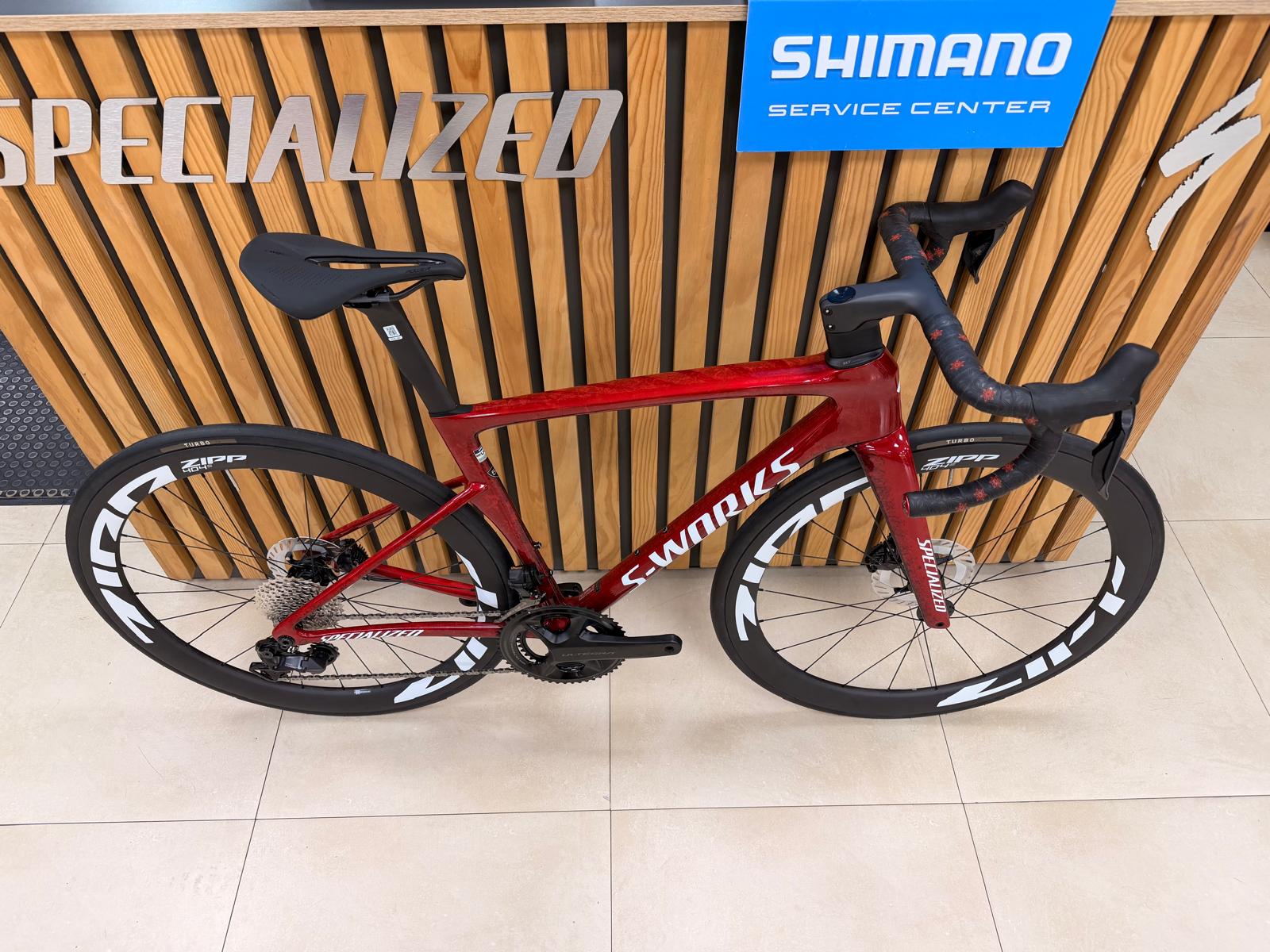 Montaje_Tarmac_SL9 Gloss Vivid Red Tarmac Black White Silver Metallic 4